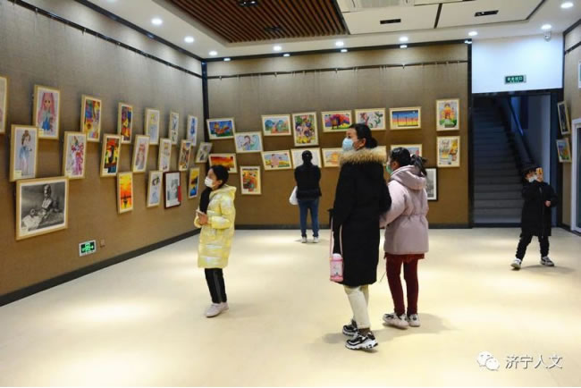 “未来之星”济宁市艺术特长生书画作品展开幕24.jpg